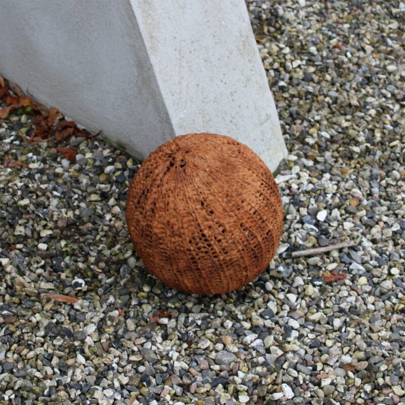 Rustfarvet betonkugle