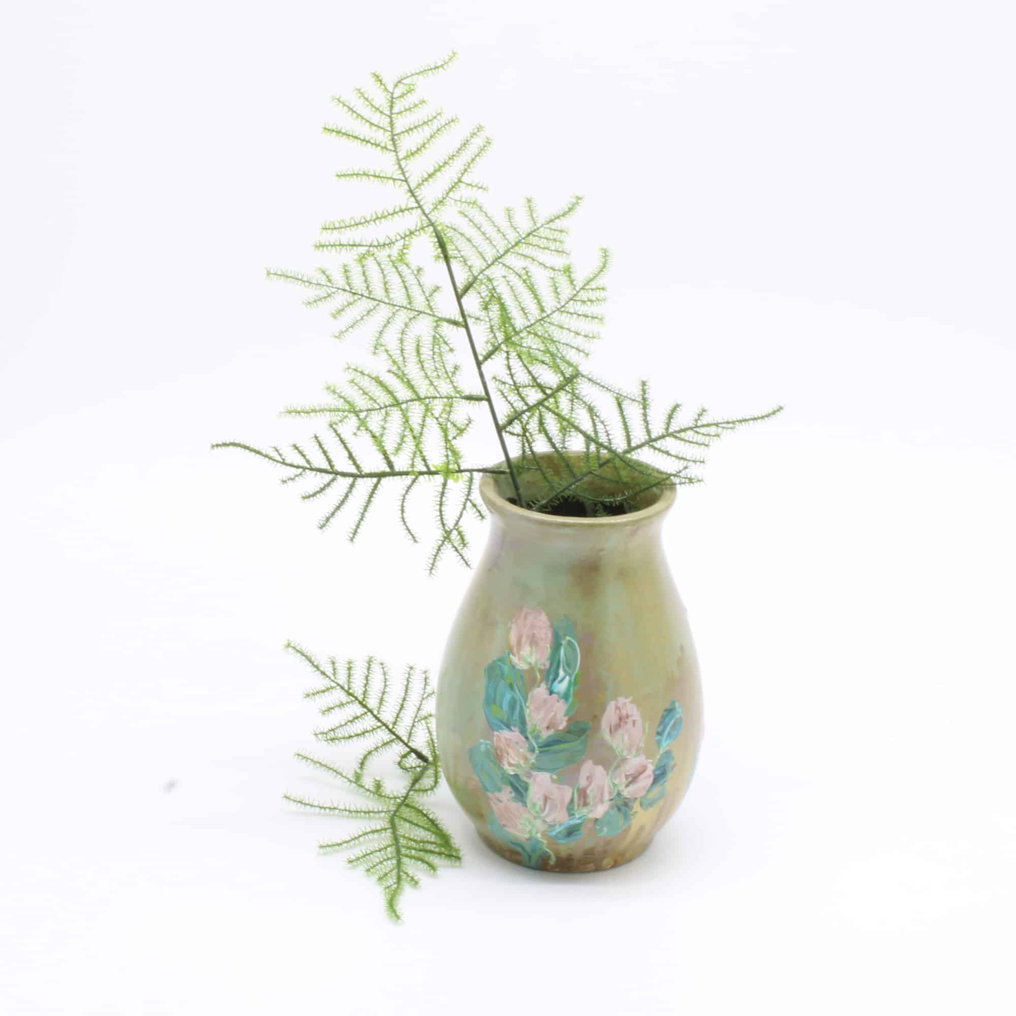 Vase med blomster. Bemalet af Anita Krøjgaard (Ø/H: 10/15 cm)