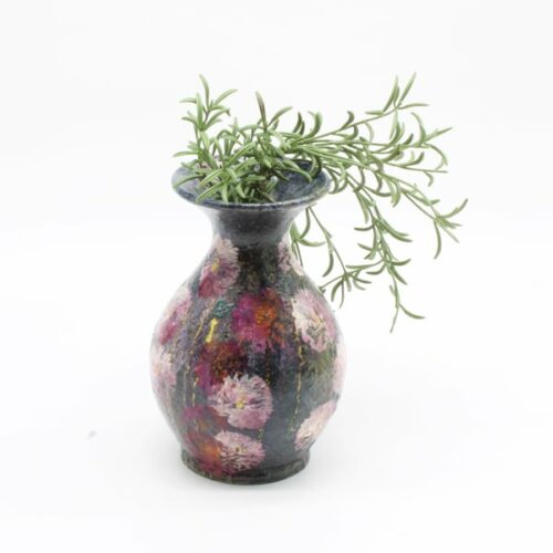 Vase med blomster. Bemalet af Anita Krøjgaard (Ø/H: 12/20 cm)