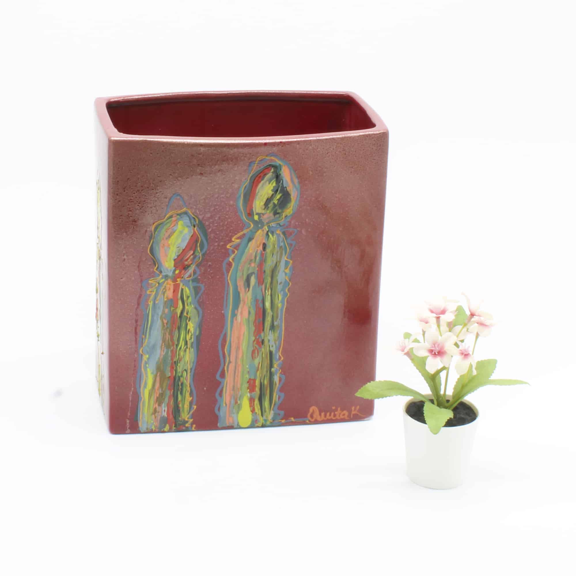 Vase med menneskeskikkelser. Bemalet af Anita Krøjgaard (B * B * H: 21 * 13 * 23 cm)