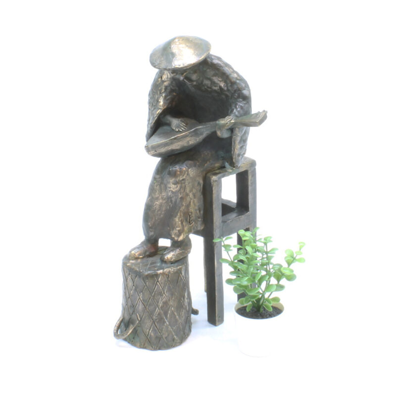 Højt at sidde. Skulptur udført af Erik Witcetz. H: 31 cm