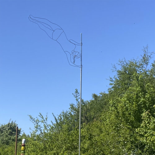 Højdespringer. Haveskulptur af Helge Voldbjerg (B*H): 120*450 cm)
