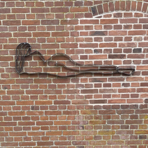 Liggende nymfe. Skulptur af Helge Voldbjerg (B*H): 148 * 40 cm)