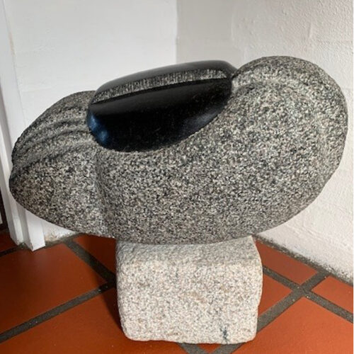 Glatvedstenen. Stenskulptur af Karin Mikkelsen. B * H: 40 * 36 cm