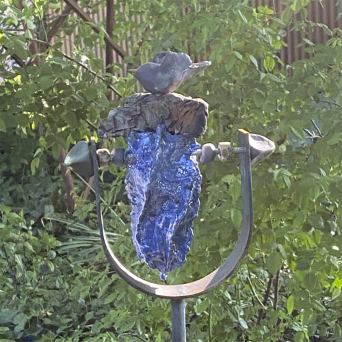 Fru blå. Haveskulptur af Kirsten Niemann (B*H: 18*120 cm)