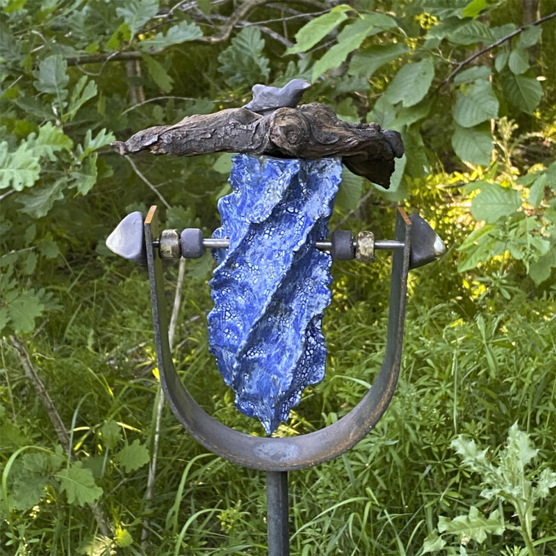 Hr blå. Haveskulptur af Kirsten Niemann (B*H: 18*120 cm)