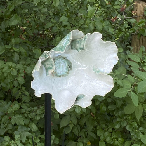 Grønlig blomst. Haveskulptur af Kirsten Niemann (Ø ca. 22 cm)