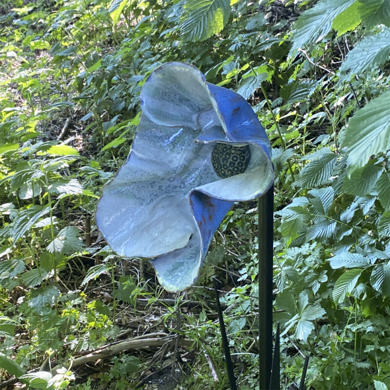 Blå blomst. Haveskulptur af Kirsten Niemann (Ø ca. 22 cm)