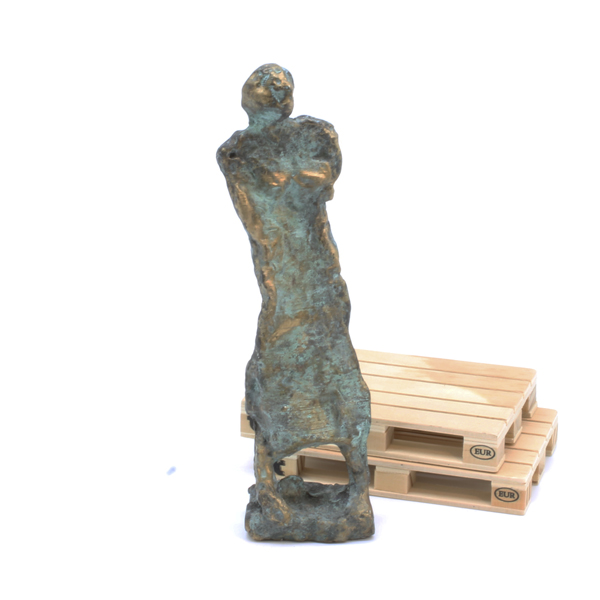 People IV. Skulptur af Lis Kristensen. Værket er 5 * 20 * 3 cm