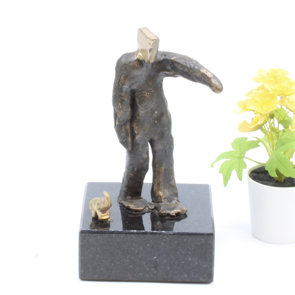 Elefanten i rummet. Skulptur af Lis Kristensen. Værket er 10*19*10 cm